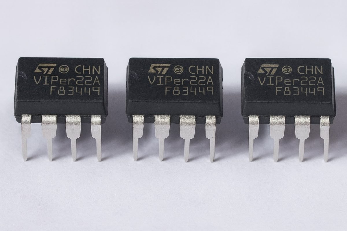 STMicroelectronics 78xx and 79xx voltage regulators in stock